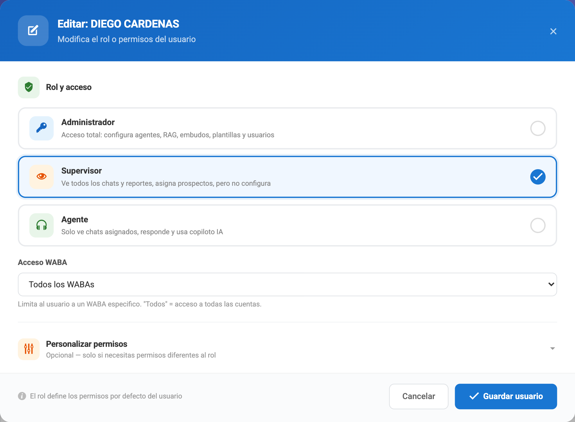 Ventana de edición de un usuario con los roles administrador, supervisor y agente, el acceso por cuenta de WhatsApp y la opción de personalizar permisos