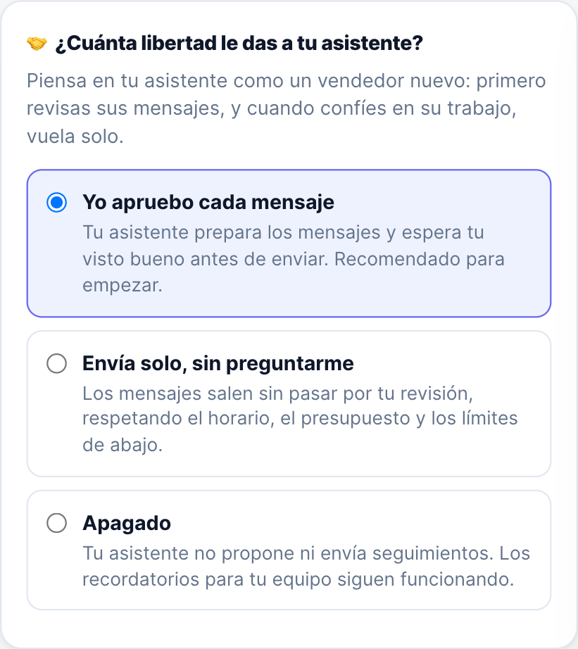 Tarjeta de configuración con tres opciones: yo apruebo cada mensaje, envía solo sin preguntarme, y apagado